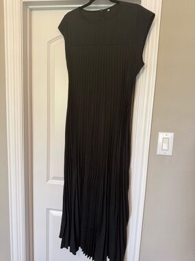 Black Pleated Cap-Sleeve Maxi Dress